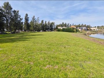 LOTE AL AGUA EN VENTA EN BARRIO EL CAZAL