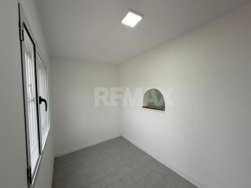 ALQUILER Galpon 200 m2 con 2 oficinas y recepcion.