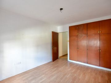 CASA TIPO TRIPLEX  EN VENTA - LA PLATA