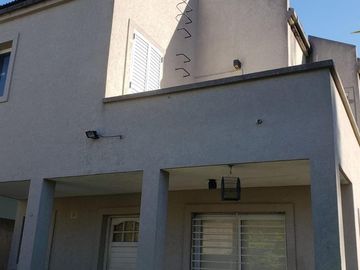 CASA EN VENTA EN GONNET