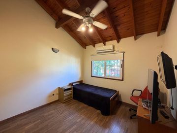 VENTA CASA 4 AMBIENTES CON COCHERA EN DON BOSCO