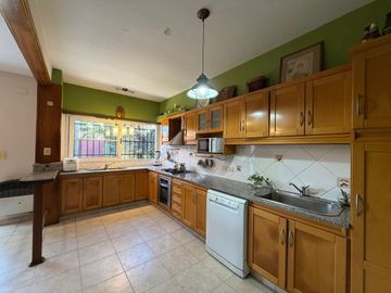 VENTA CASA 4 AMBIENTES CON COCHERA EN DON BOSCO