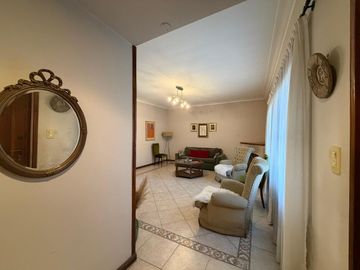 VENTA CASA 4 AMBIENTES CON COCHERA EN DON BOSCO