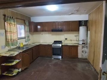 VENTA CASA AL FRENTE, 3 DORMITORIOS, COCHERA