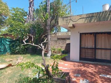 VENTA CASA AL FRENTE, 3 DORMITORIOS, COCHERA
