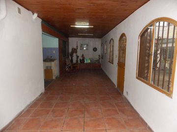 CASA DE TRES DORMITORIO Y COCHERA EN SANTO TOMÉ