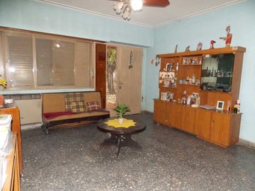 CASA DE TRES DORMITORIO Y COCHERA EN SANTO TOMÉ