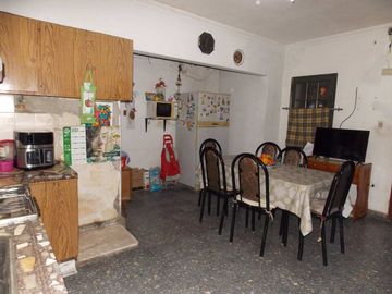 CASA DE TRES DORMITORIO Y COCHERA EN SANTO TOMÉ