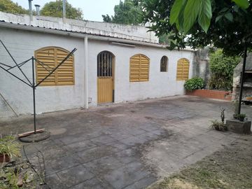 CASA DE TRES DORMITORIO Y COCHERA EN SANTO TOMÉ