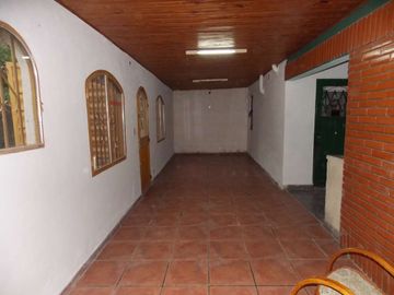 CASA DE TRES DORMITORIO Y COCHERA EN SANTO TOMÉ