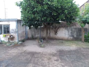 CASA DE TRES DORMITORIO Y COCHERA EN SANTO TOMÉ