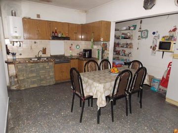 CASA DE TRES DORMITORIO Y COCHERA EN SANTO TOMÉ