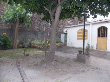 CASA DE TRES DORMITORIO Y COCHERA EN SANTO TOMÉ