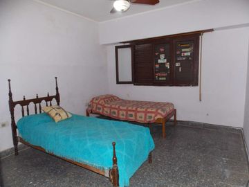 CASA DE TRES DORMITORIO Y COCHERA EN SANTO TOMÉ