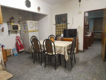 CASA DE TRES DORMITORIO Y COCHERA EN SANTO TOMÉ