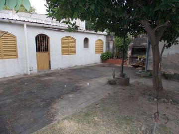 CASA DE TRES DORMITORIO Y COCHERA EN SANTO TOMÉ