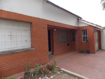 CASA DE TRES DORMITORIO Y COCHERA EN SANTO TOMÉ