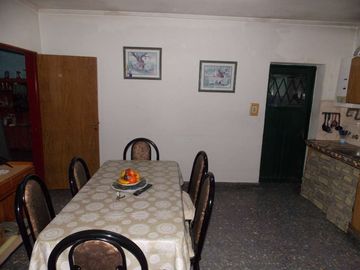 CASA DE TRES DORMITORIO Y COCHERA EN SANTO TOMÉ
