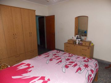 CASA DE TRES DORMITORIO Y COCHERA EN SANTO TOMÉ