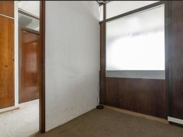 VENTA OFICINA MICROCENTRO A RECICLAR PISO ALTO