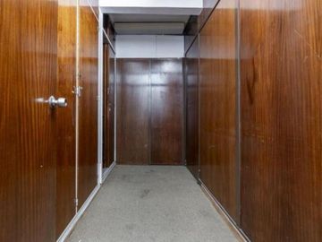 VENTA OFICINA MICROCENTRO A RECICLAR PISO ALTO