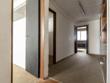 VENTA OFICINA MICROCENTRO A RECICLAR PISO ALTO