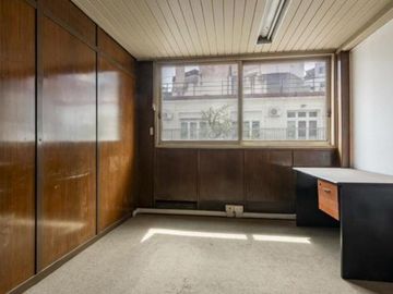 VENTA OFICINA MICROCENTRO A RECICLAR PISO ALTO