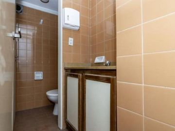 VENTA OFICINA MICROCENTRO A RECICLAR PISO ALTO