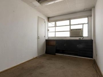 VENTA OFICINA MICROCENTRO A RECICLAR PISO ALTO