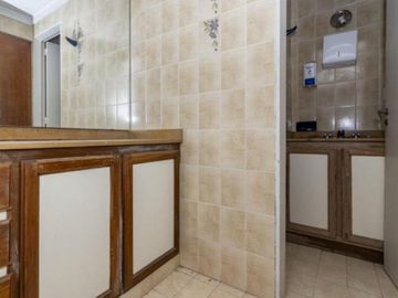 VENTA OFICINA MICROCENTRO A RECICLAR PISO ALTO