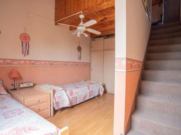 TRIPLEX 3 AMB. CON PATIO Y COCHERA EN CASTELAR