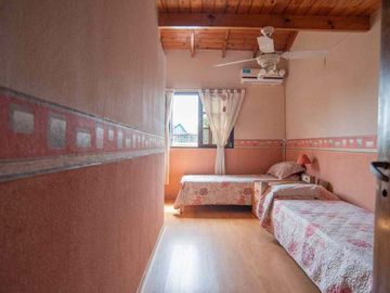 TRIPLEX 3 AMB. CON PATIO Y COCHERA EN CASTELAR