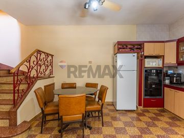 Venta casa 4 ambientes con jardin y cochera Lugano