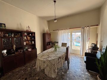 5 DEPARTAMENTOS + 2 LOCALES - A REFACCIONAR