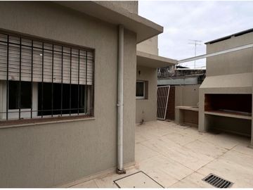 CASA RECICLADA / TODOS LOS SERVICIOS / 3-4 DORM