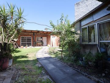 CASA 3 AMBIENTES CON TERRAZA Y DOS COCHERAS