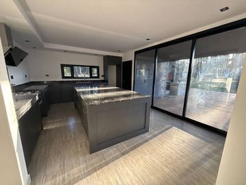 CASA EN VENTA PINAMAR - BARRIO ALAMOS