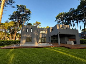 CASA EN VENTA PINAMAR - BARRIO ALAMOS