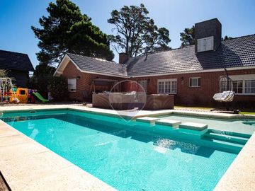 Casa en Venta  5 ambientes Pinamar Pscina y jardín