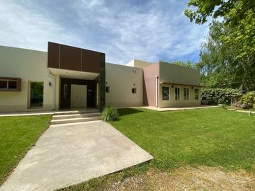 CASA 3 DORMITORIOS EN VENTA EN PLOTTIER B° PRIVADO