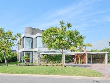 VENTA CASA NORDELTA LAGOS DEL GOLF AL AGUA