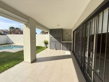 VENTA CASA 3 DORMITORIOS BARRIO CHATEAU CARRERAS