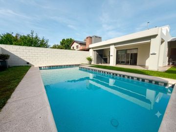 VENTA CASA 3 DORMITORIOS BARRIO CHATEAU CARRERAS