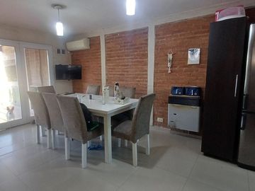 Venta Casa 3 Dormitorios con pileta Sta Isabel Cba