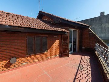 CASA 5 AMBIENTES CON COCHERA PILETA Y QUINCHO