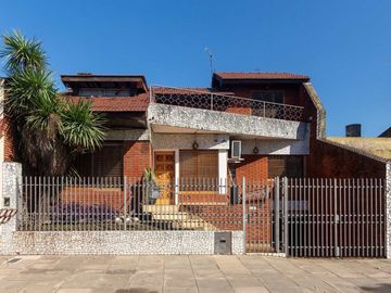 CASA 5 AMBIENTES CON COCHERA PILETA Y QUINCHO