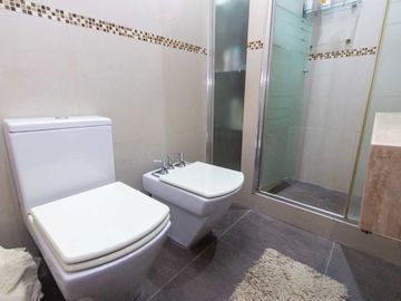 CASA 5 AMBIENTES CON COCHERA PILETA Y QUINCHO