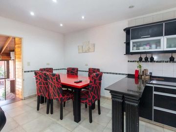 CASA 5 AMBIENTES CON COCHERA PILETA Y QUINCHO