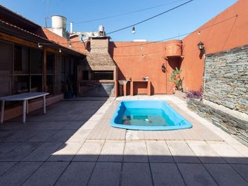 CASA 5 AMBIENTES CON COCHERA PILETA Y QUINCHO