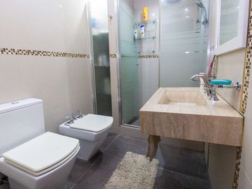 CASA 5 AMBIENTES CON COCHERA PILETA Y QUINCHO
